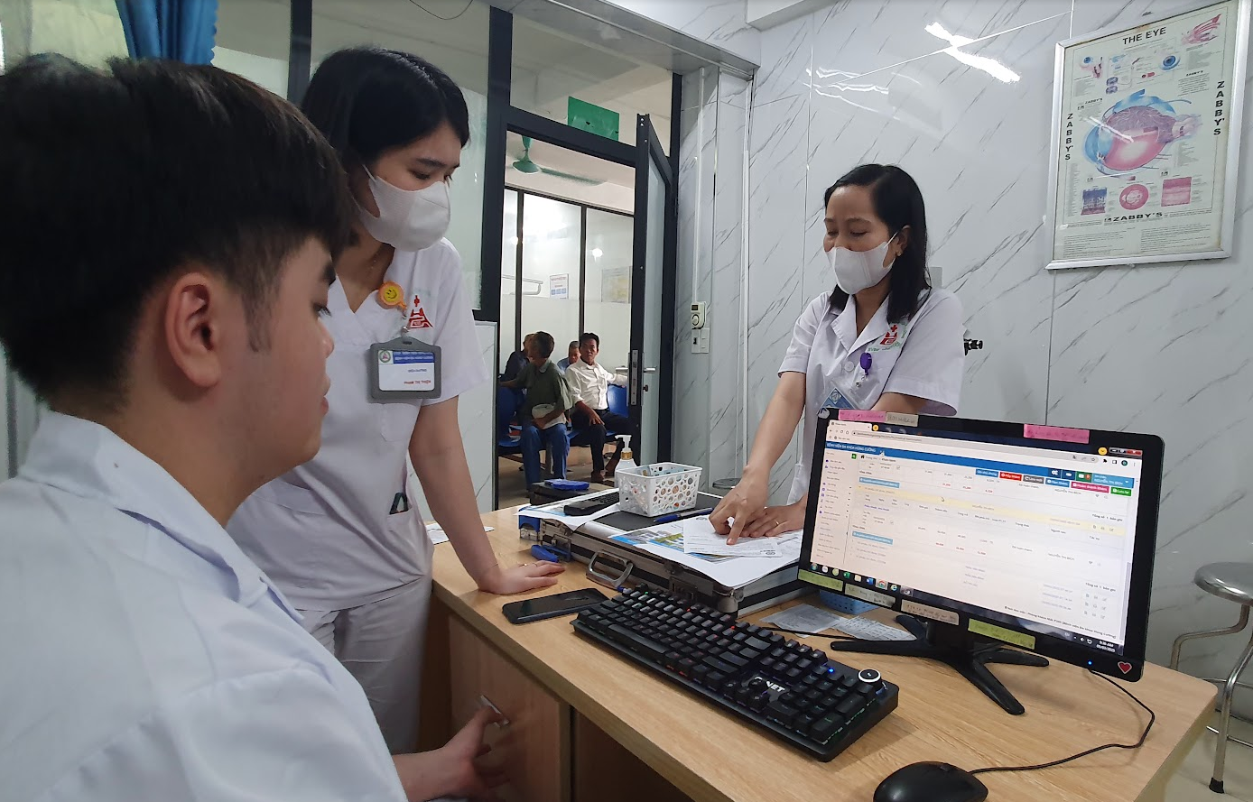 Các bác sỹ thao tác sử dụng phần mềm